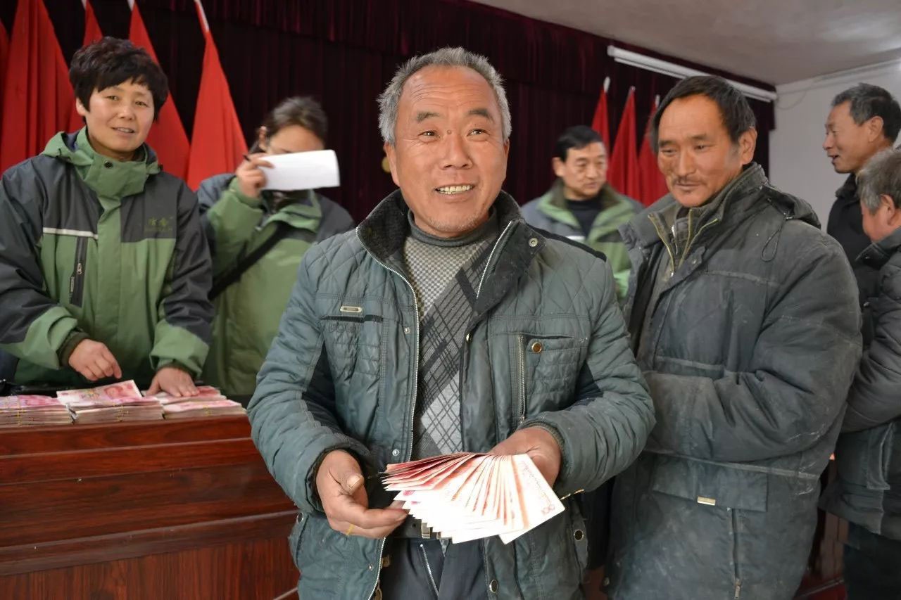 范里鎮：喜笑顏開來領錢 歡歡喜喜過大年